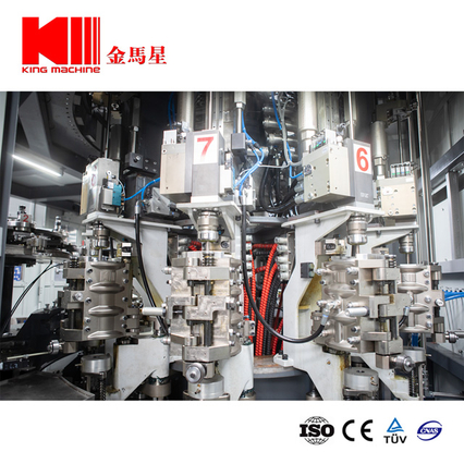 ПЭТ в бутылках в бутылках минеральной воды, заполняющей капля